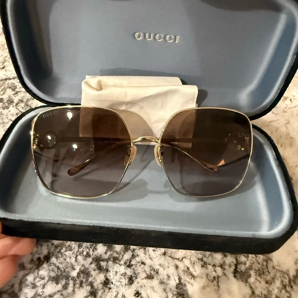 Authentic Gucci Women's Sunglasses with Gold Frame and Brown Lenses GG1323S
New - Picture 2 of 10